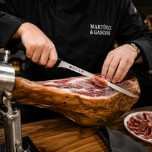 Cuchillo Filetear Jamonero Martínez y Gascón de acero inoxidable con hoja de 22 cm cortando jamón