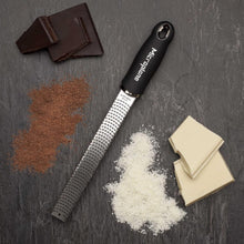 Rallador Queso Zester Premium Negro Acero Inox. Antideslizante  32x2,5cm - Microplane