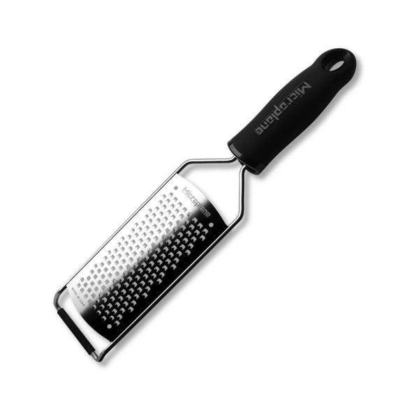 Rallador Grueso Queso Y Verduras Acero Inox. Antideslizante Negro 31x6,5cm - Microplane
