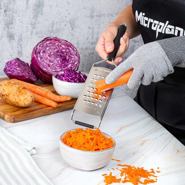 Rallador Extra Grueso Queso y Verduras Acero Inox. Antideslizante Negro 31x6,5cm - Microplane